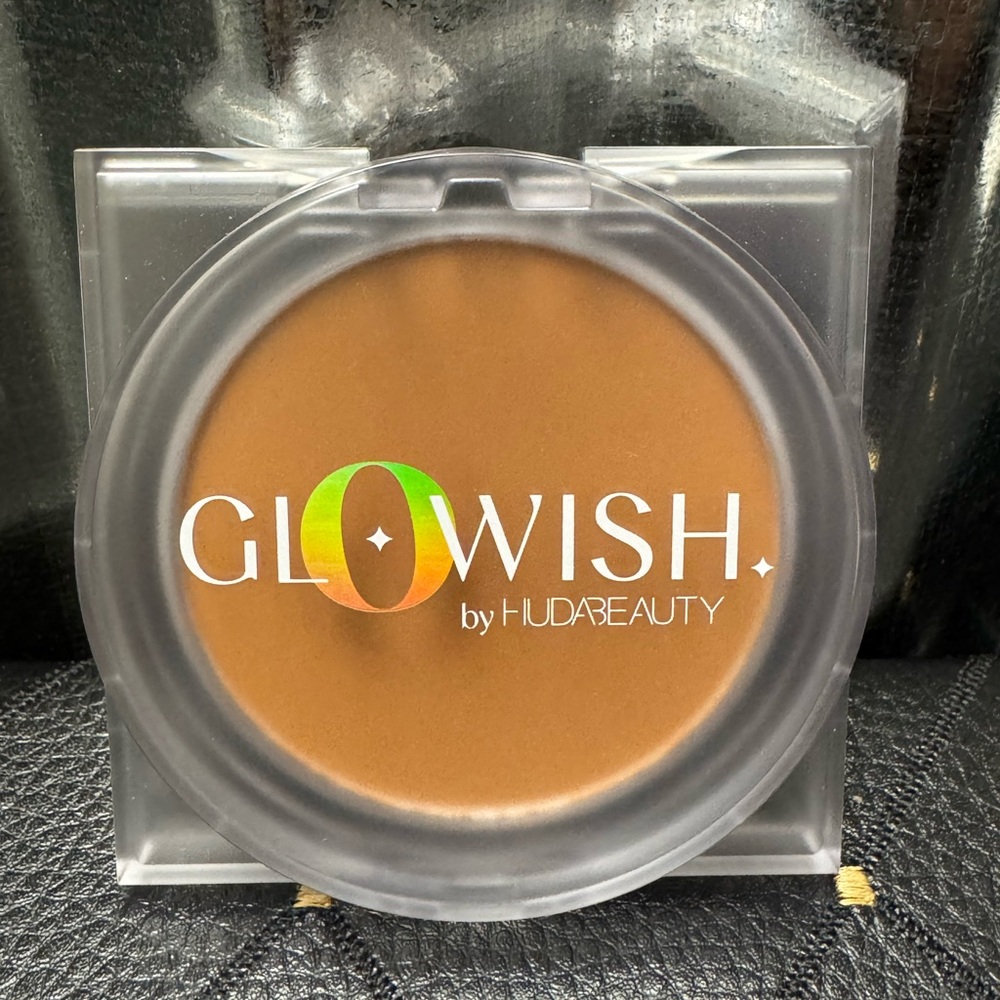 GloWish by Huda Beauty Luminous Pressed Powder